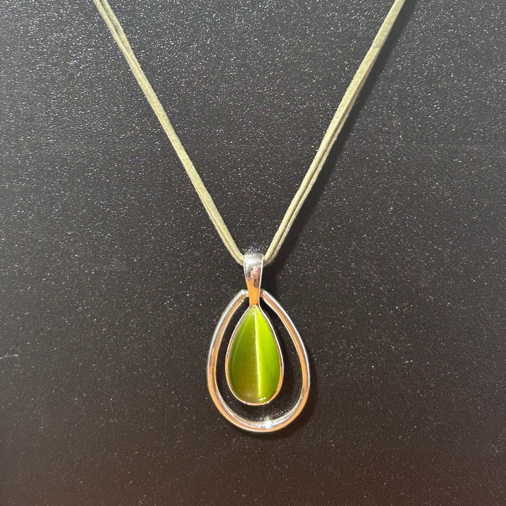 Elegant Green Pendant Necklace B7